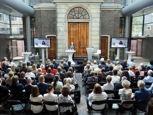 Overzichtsfoto van de zaal tijdens de 6e Els Borst Lezing