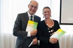 Rien Meijerink, voorzitter van de RVZ, overhandigt het signalement aan Sanne van Soelen, vicevoorzitter van de Borstkanker Vereniging Nederland